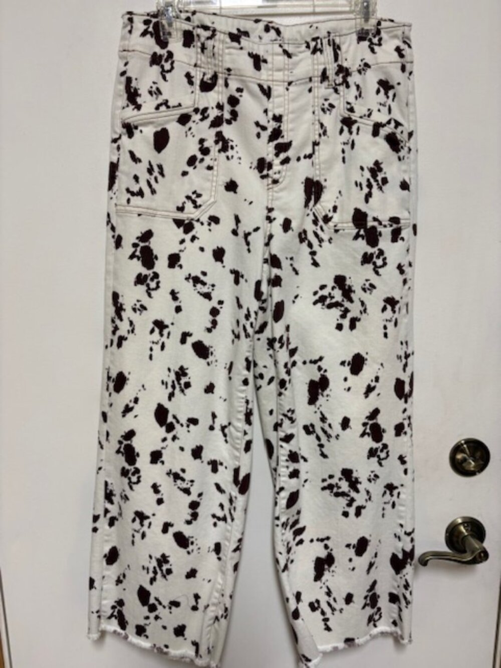 NEW Chicos Brown Cow Print Cropped Wide Leg White Pull-on Jeans. Sz. 1.5 (US 10)